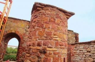 Столб и стены храма Благовещения XIV в.,