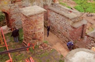 Храм XIV в. внутри с участком раскопок 2