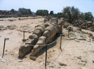 Теламон представляет собой огромную скул