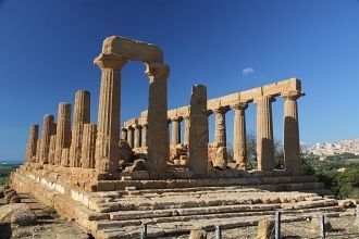 Храм Юноны с почти полностью сохранившей