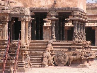 Храм Айраватесвара с резными колоннами и