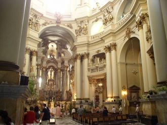 Алтарь украшают высокие деревянные стату