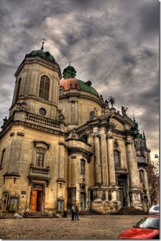 Во внешнем облике собора можно разглядет