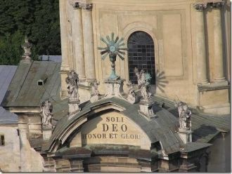 Скульптурная композиция над входом в Дом