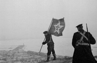 Советские морпехи устанавливают флаг на 
