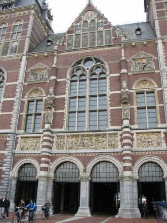 Готический фасад сложен из красного кирп