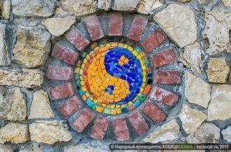 Подпорная стенка украшена мозаичными ком
