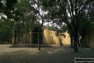 Вход в национальный музей Бамако.