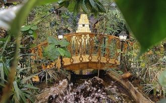 Посередине сада - уменьшенная копия одно