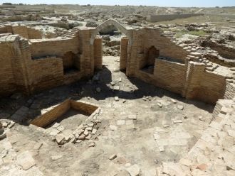 В центре - обширный раскоп.