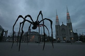 Скульптура гигантского паука в Оттаве.