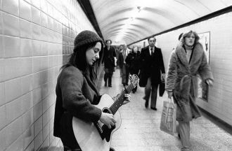 1979 г. Молодая женщина играет в туннеле