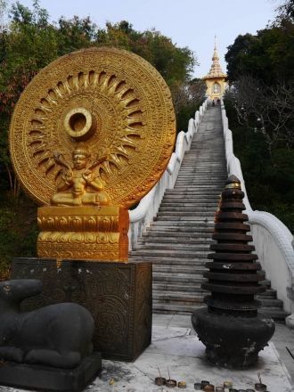 Главная святыня – отпечаток стопы Будды,