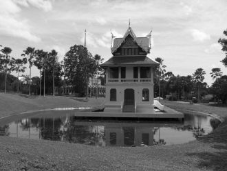 Одно из нескольких зданий на территории 