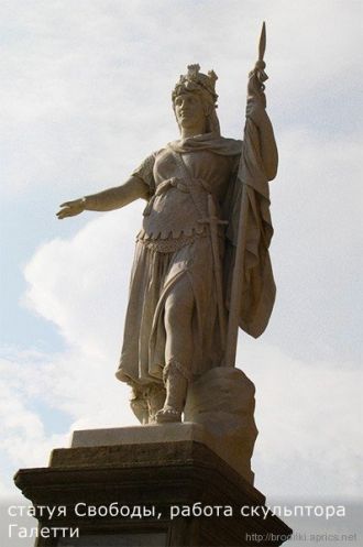 Перед Правительственным дворцом располож