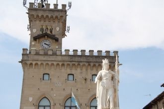 Все строение венчает башня с часами, над