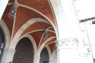 Галерея над входом в Правительственный д