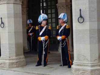 Охрана у входа в Правительственный дворе