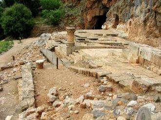 Остались так же руины торговой площади –