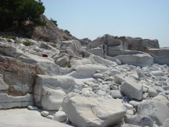 Когда-то там был мраморный утёс, выступа