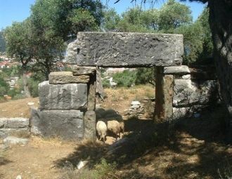 В 7 в. до н. э. остров колонизируется вы