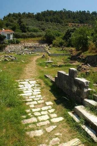 Остатки древних поселений.