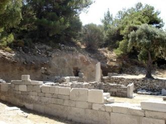 Развалины античного порта в Малой бухте 