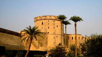 Сами стены высотой 10 метров и толщиной 