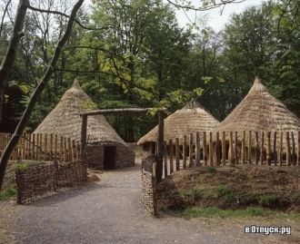 Забор и ворота в кельтской деревне.