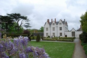 На территории музея расположены более 40