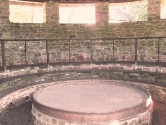 Помещение для петушиных боёв.