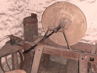 Точильный станок с ручным приводом.