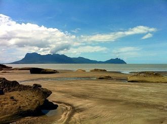 Национальный парк Бако. Пляж заселён кра