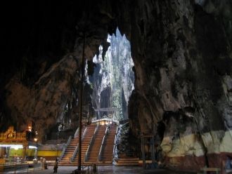 Пещеры Бату — известняковые пещеры, нахо