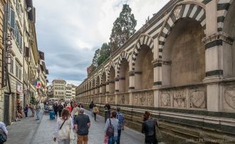Надо идти вдоль арок, но на самом деле э