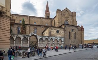 От вокзала на площадь можно пройти по Vi