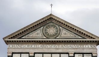 Сияющее солнце, изображенное наверху, по