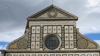 Ниже - высокая полоса с серией квадратны