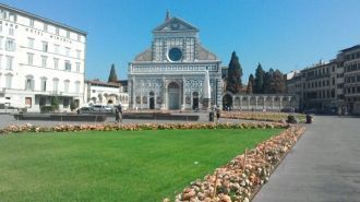 Вход в базилику осуществляется со сторон