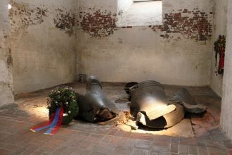 Обрушилась крыша храма, вдребезги разбил