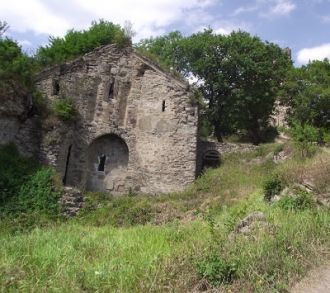 Небольшая древняя церковь,которая отличн