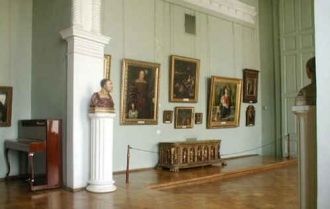 Коллекция музея содержит иконы и полотна