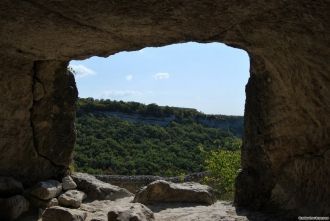 Вид из древнего пещерного комплекса в ра