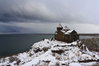 Монастырь Айраванк зимой