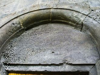 Вход не настолько пышно оформлен, как в 