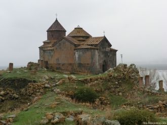 Церковь построена из грубоотесанного кам