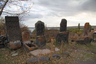 От большого монастырского кладбища остал