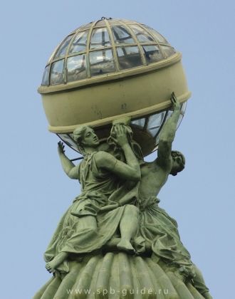 Глобус диаметром 2,8 метра держат скульп