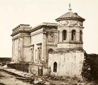 Башня ветров на фоне разрушенного в Крым