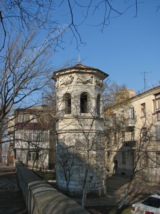 Башня в стиле классицизма сложена из хор